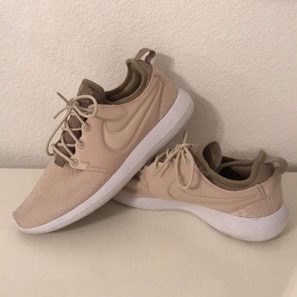 nike roshe run beige